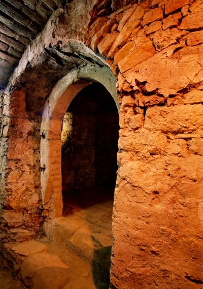 Rok 2016: widok piwnic po ich zabezpieczeniu i udostępnieniu do zwiedzania jako elementy podziemnej trasy. Fotografia ze zbior&oacute;w Biura Miejskiego Konserwatora Zabytk&oacute;w UM Rzeszowa